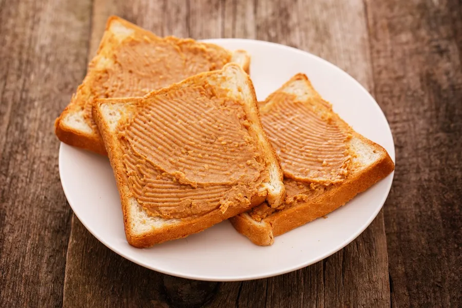 Pan tostado con crema de cacahuate natural Buttilicioso