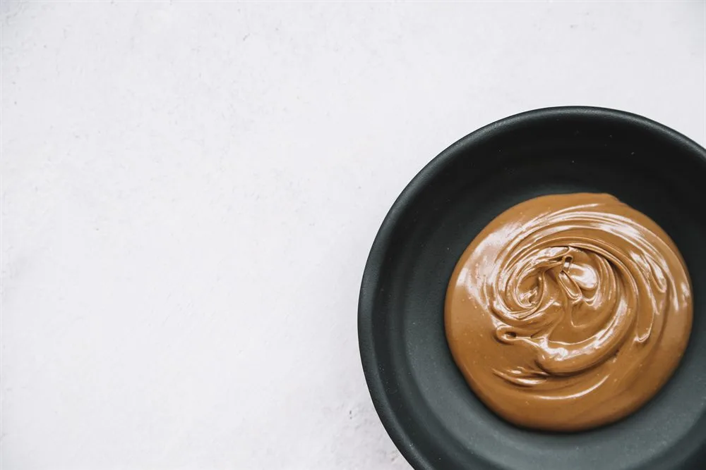 Chocolate caliente cremoso hecho con cacao en polvo artesanal